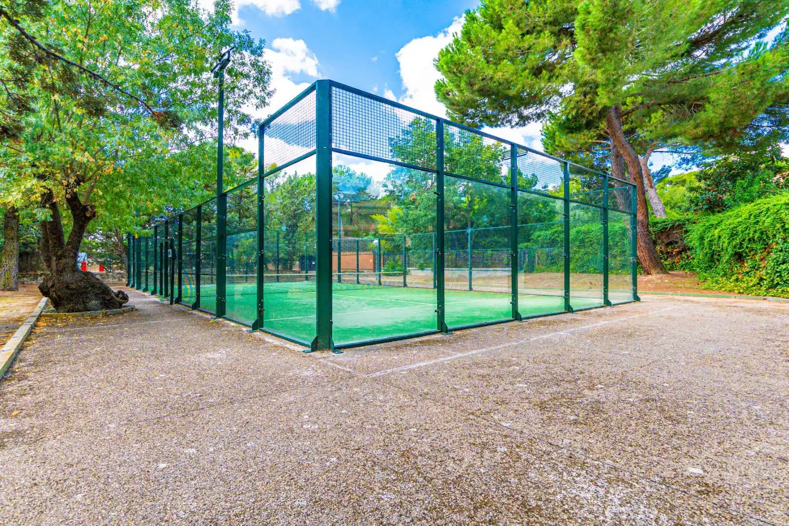 Parkplatz von Einfamilien-Reihenhaus zur Miete in Boadilla del Monte mit Klimaanlage, Heizung und Privatgarten