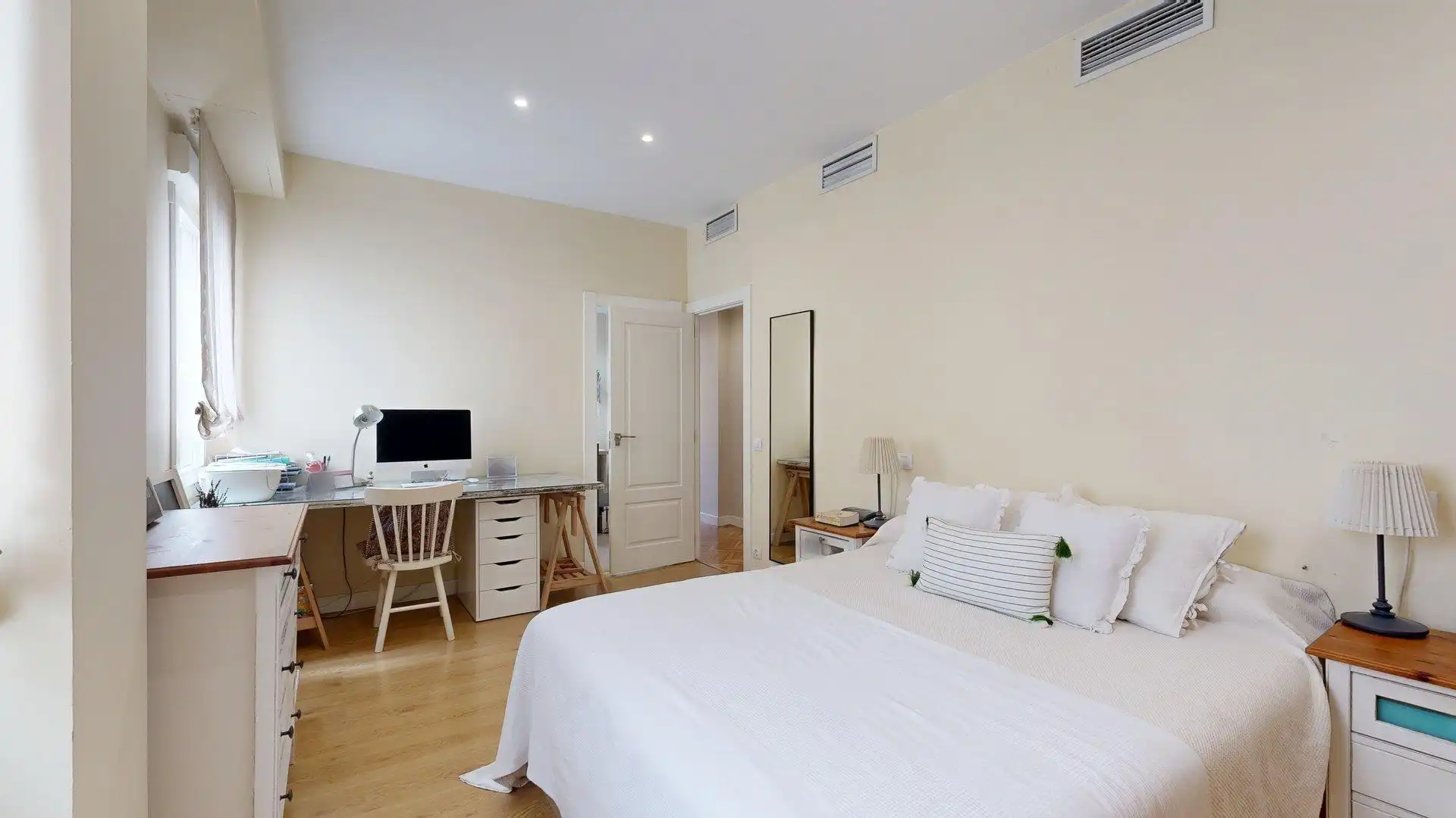 Bedroom of Flat for sale in Zaragoza  with Air Conditioner, Heating and Parquet flooring