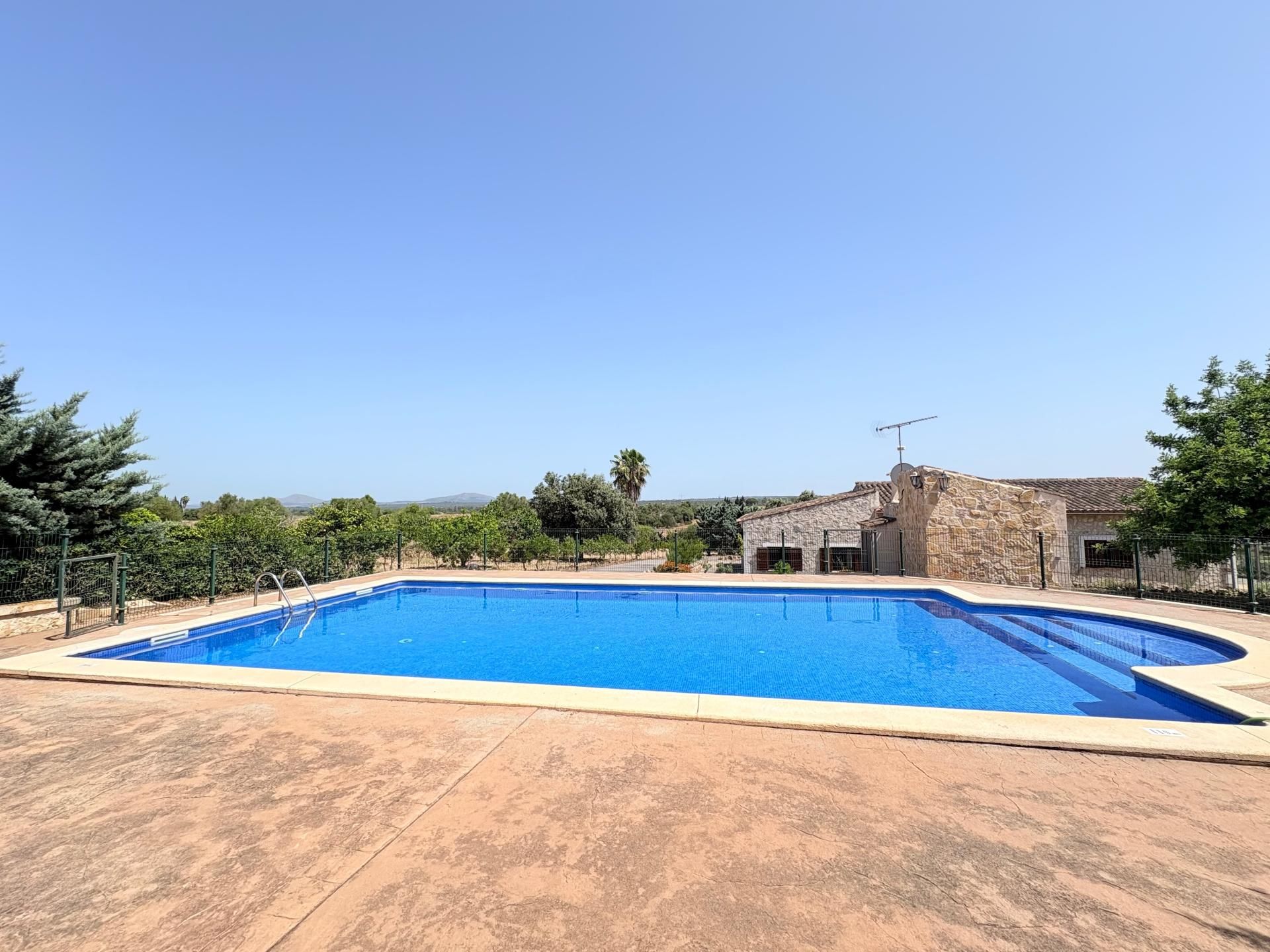 Piscina de Finca rústica de lloguer en Maria de la Salut amb Aire condicionat, Calefacció i Terrassa