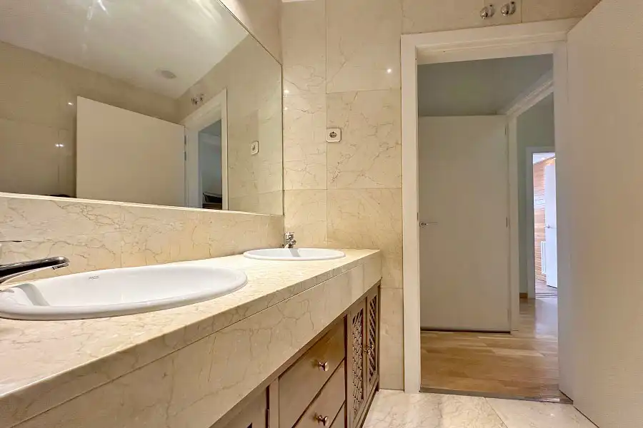 Baño de Dúplex en venta en Torrelodones con Calefacción, Parquet y Horno