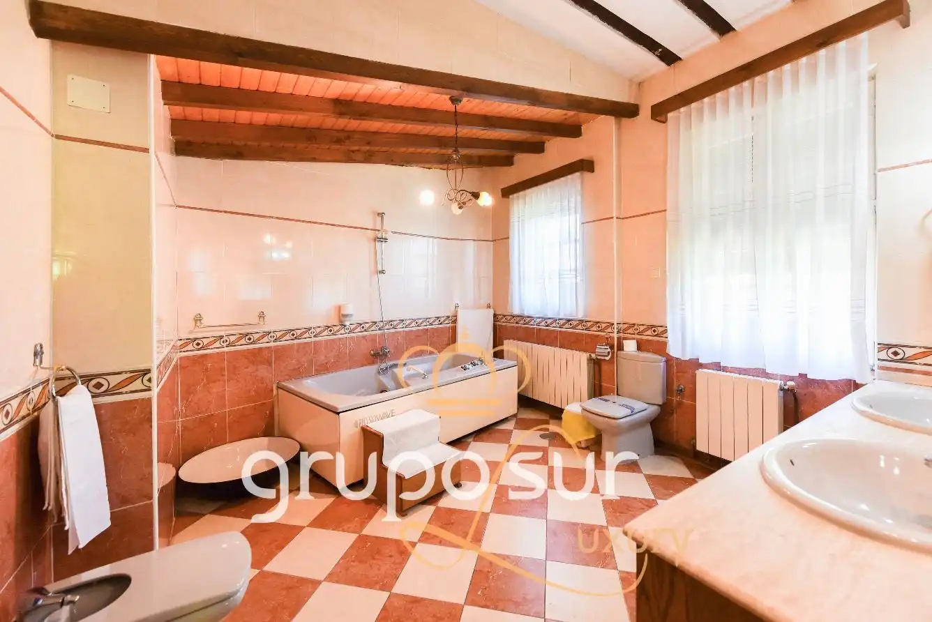 Bathroom of Country homes for sale in Olmedo  with Heating, Private garden and Parquet flooring