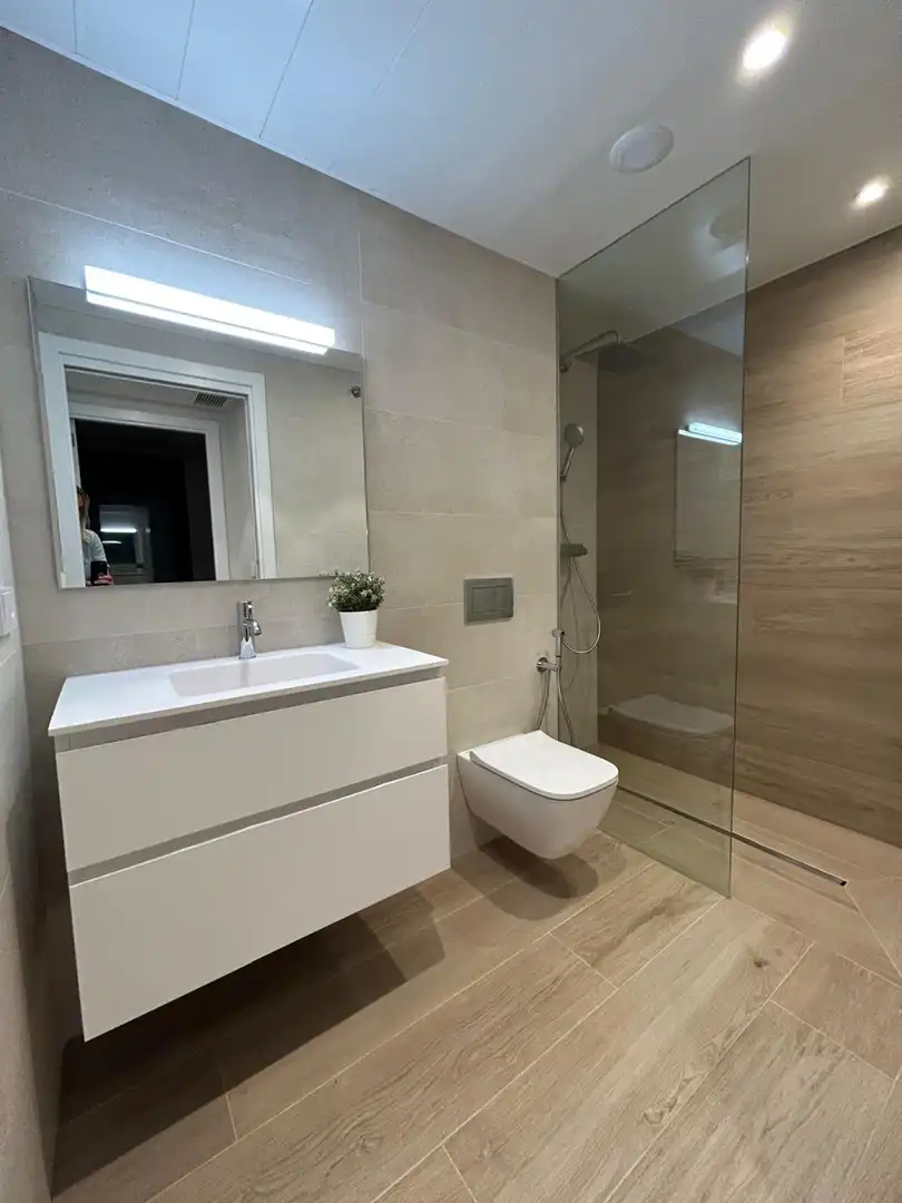 Badezimmer von Wohnung zur Miete in  Pamplona / Iruña mit Klimaanlage, Heizung und Terrasse