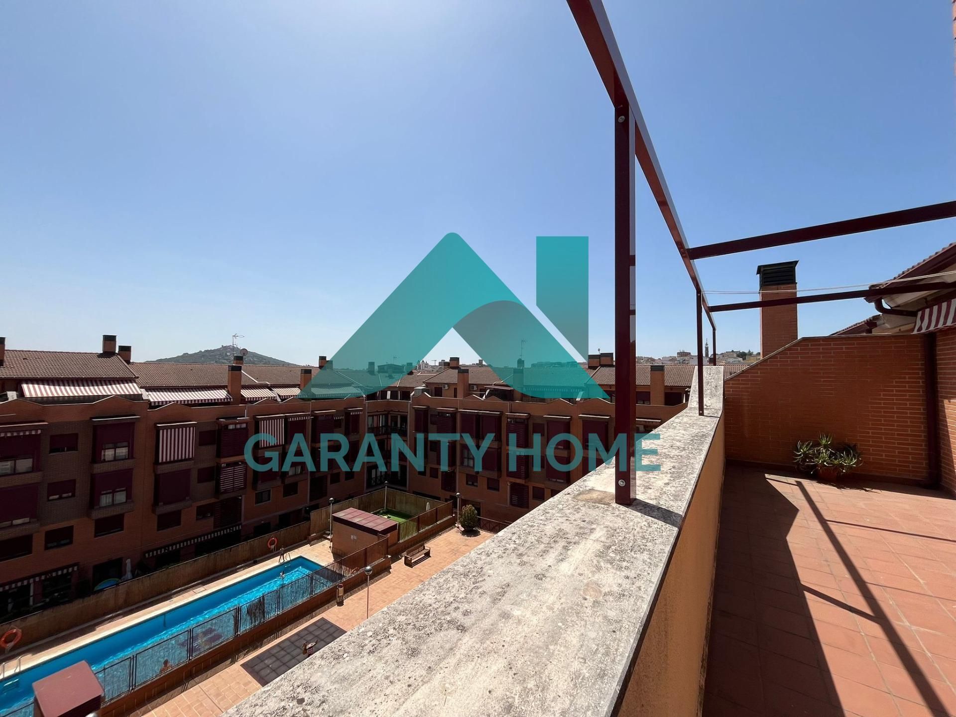 Vista exterior de Ático en venta en Cáceres Capital con Aire acondicionado, Calefacción y Parquet