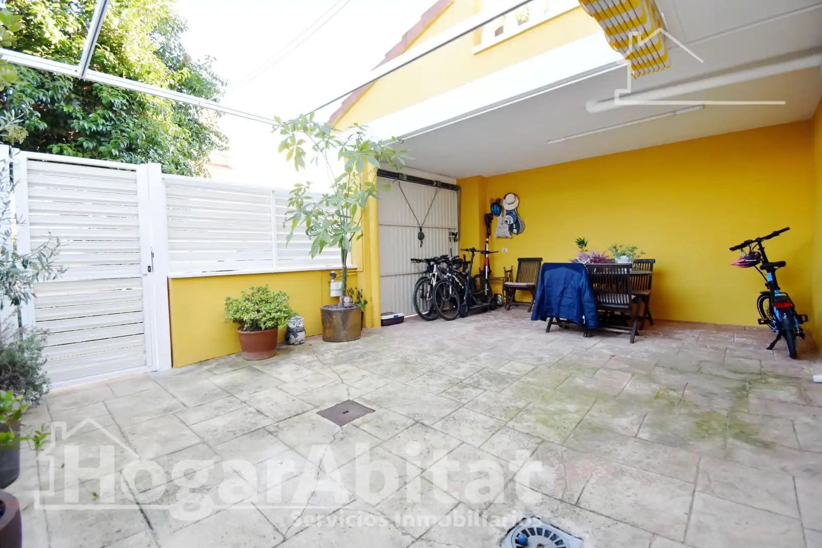 Außenansicht von Einfamilien-Reihenhaus zum Verkauf in Cullera mit Heizung, Terrasse und Abstellraum
