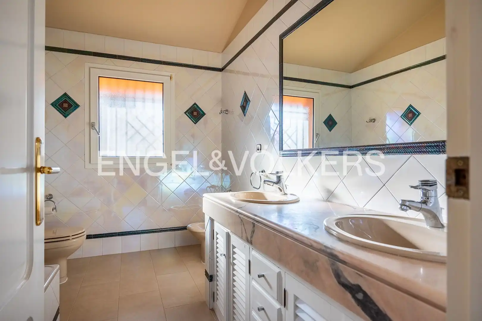 Baño de Casa o chalet en venta en Mairena del Aljarafe con Aire acondicionado, Calefacción y Jardín privado