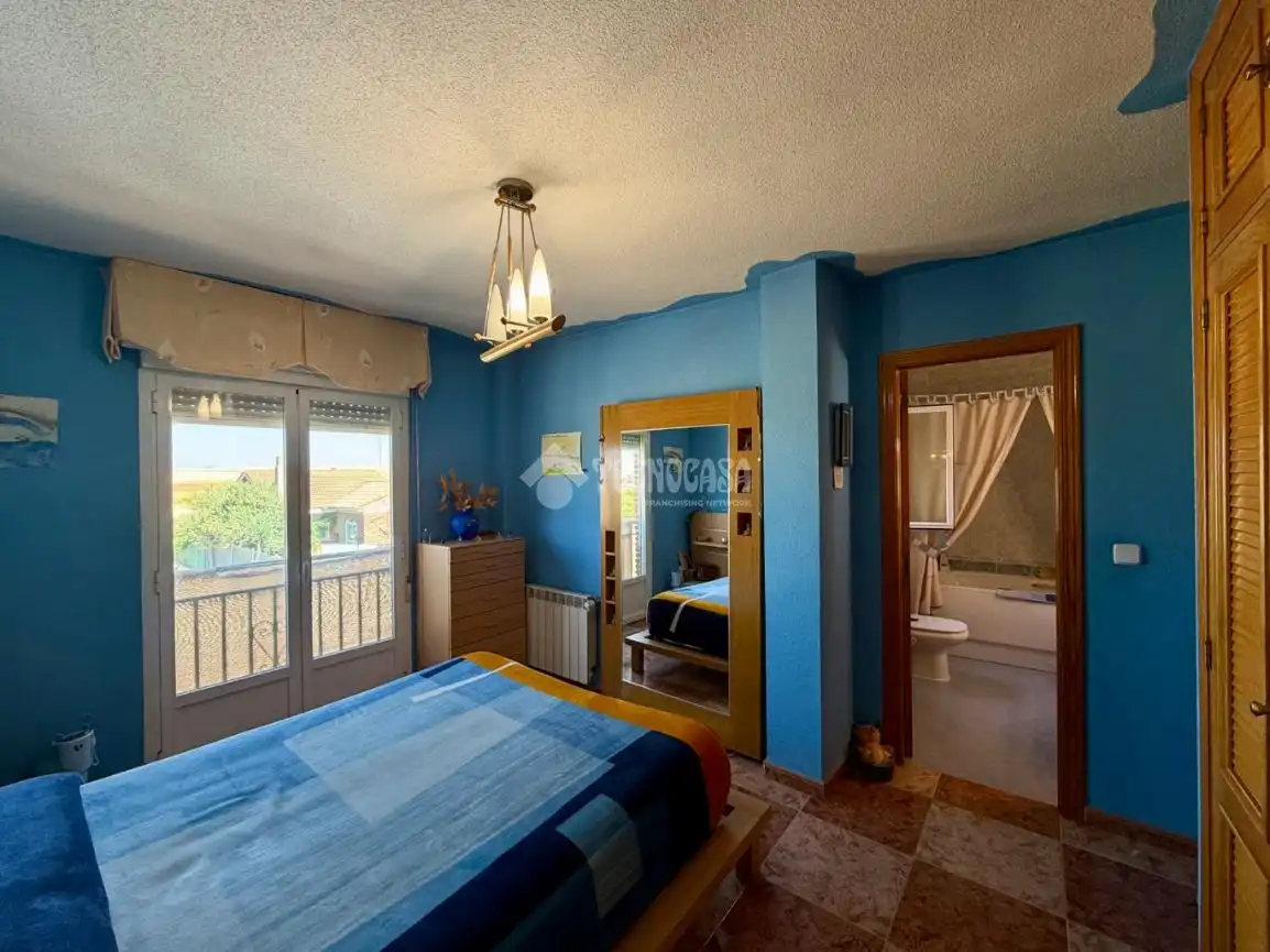 Habitación de Casa adosada en venta en Villanueva de la Torre con Jardín privado, Terraza y Balcón