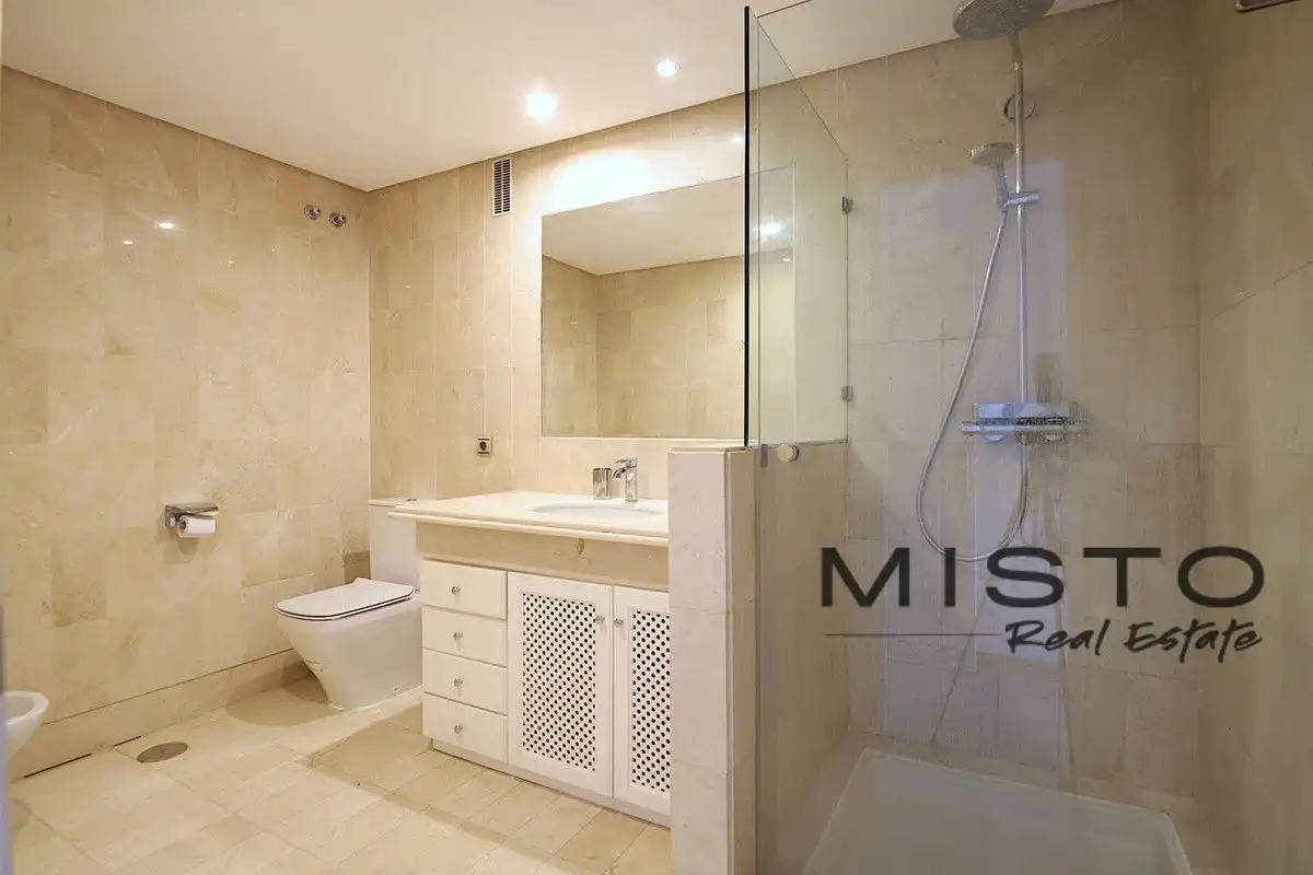 Baño de Piso en venta en Marbella con Aire acondicionado, Terraza y Piscina