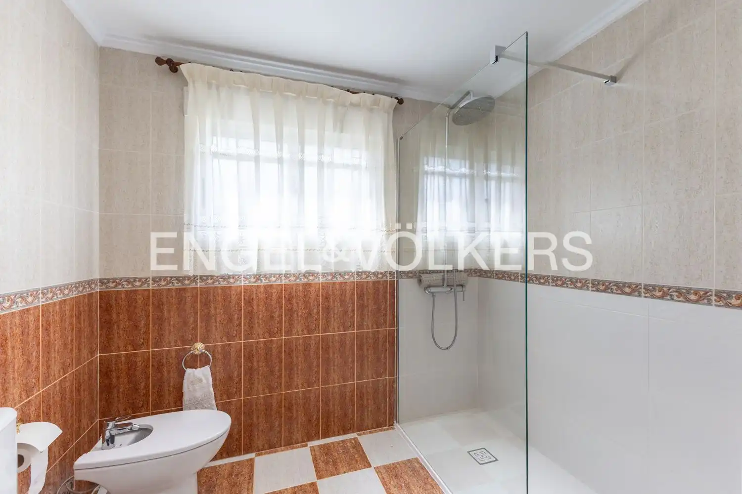 Bathroom of Houses for sale in L'Eliana  with Air Conditioner, Heating and Private garden