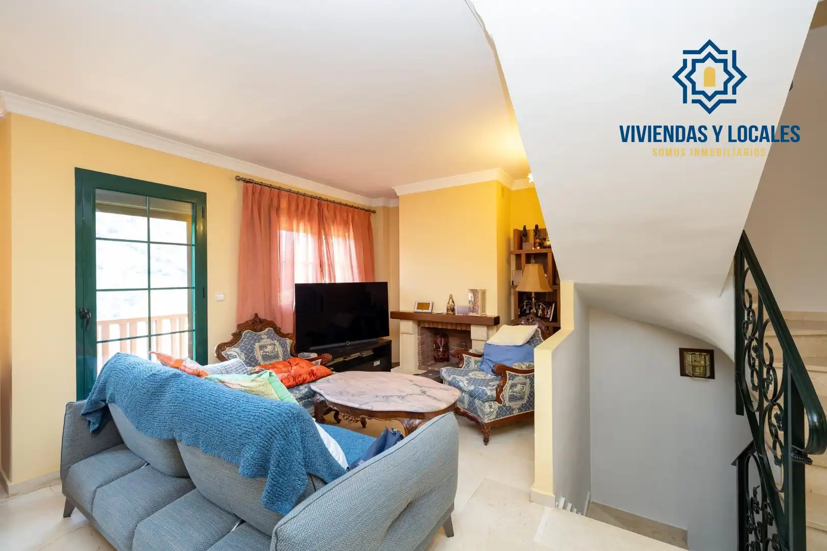 Sala de estar de Casa adosada en venta en Granada con Aire acondicionado, Calefacción y Jardín privado