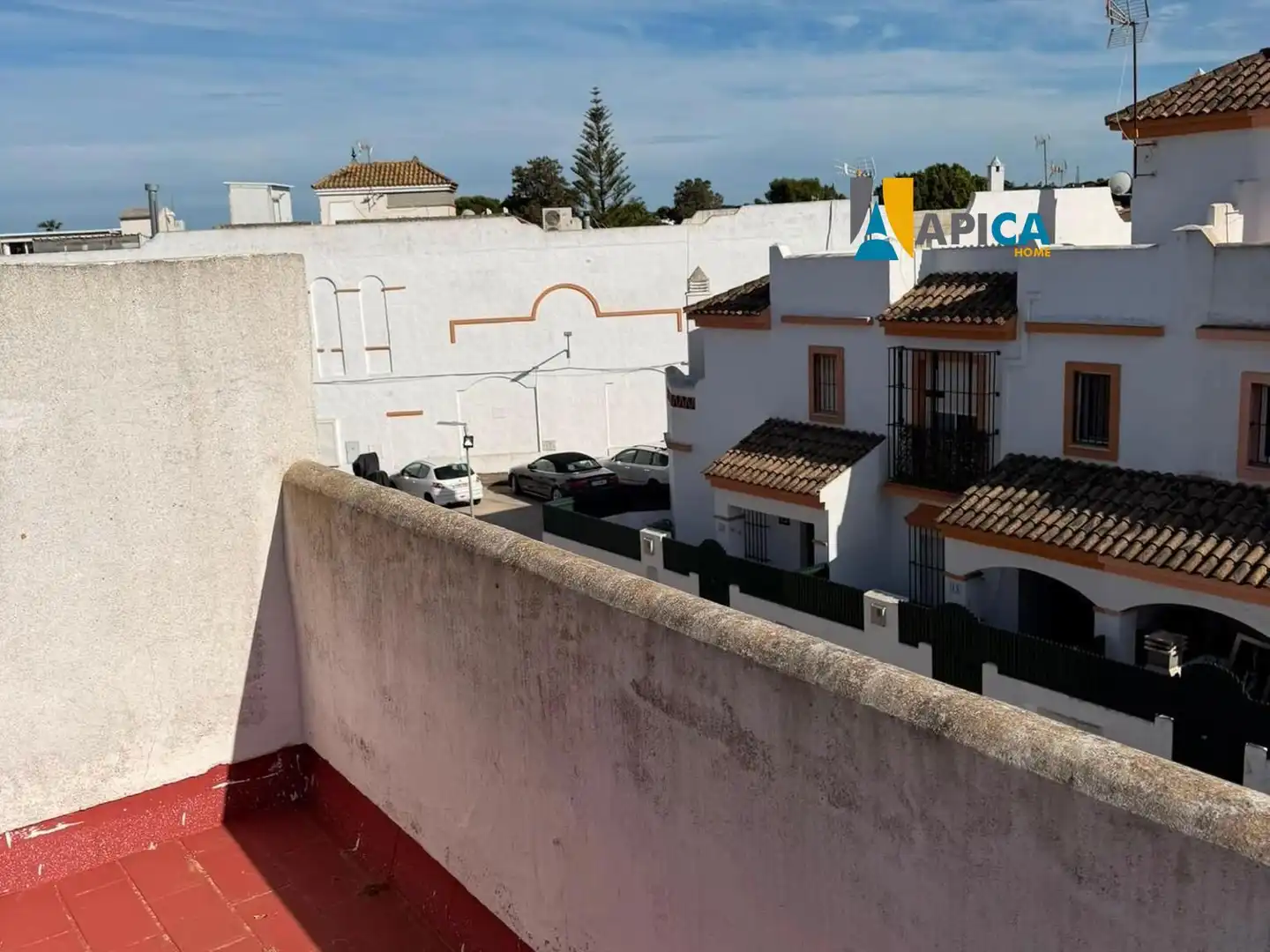 Vista exterior de Casa adosada en venta en Chiclana de la Frontera con Terraza, Piscina y Piscina comunitaria