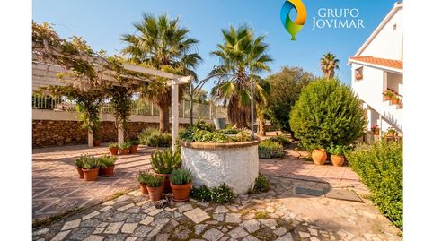 Encantador Chalet con Piscina y Amplios Jardines en Guadix., imagen 3