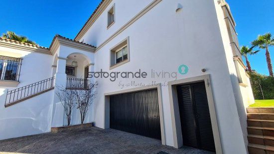 Vista exterior de Casa o xalet de lloguer en Sotogrande amb Aire condicionat, Calefacció i Jardí privat