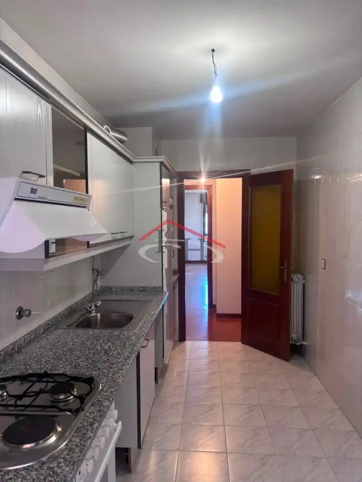 Cuina de Pis en venda en León Capital  amb Calefacció, Terrassa i Traster