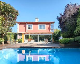 Vista exterior de Casa o xalet en venda en Oleiros amb Aire condicionat, Terrassa i Piscina