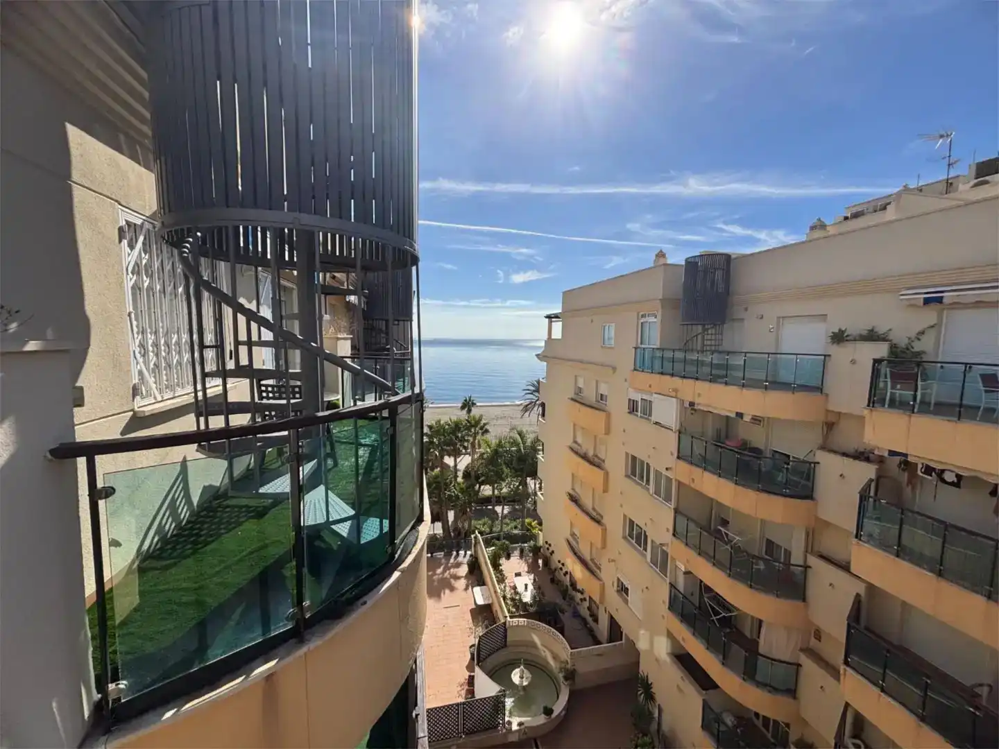 Außenansicht von Dachboden zur Miete in Estepona mit Klimaanlage und Balkon