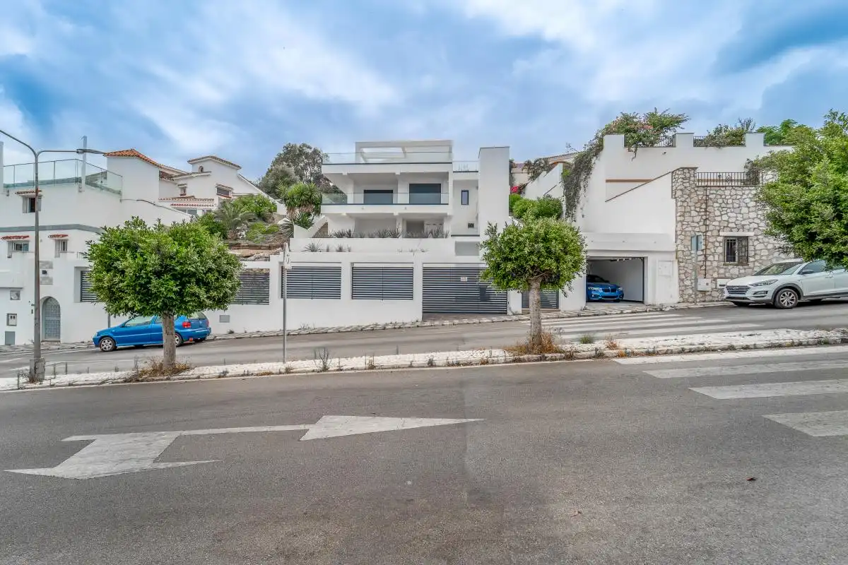 Vista exterior de Casa o xalet en venda en Benalmádena amb Aire condicionat, Calefacció i Jardí privat