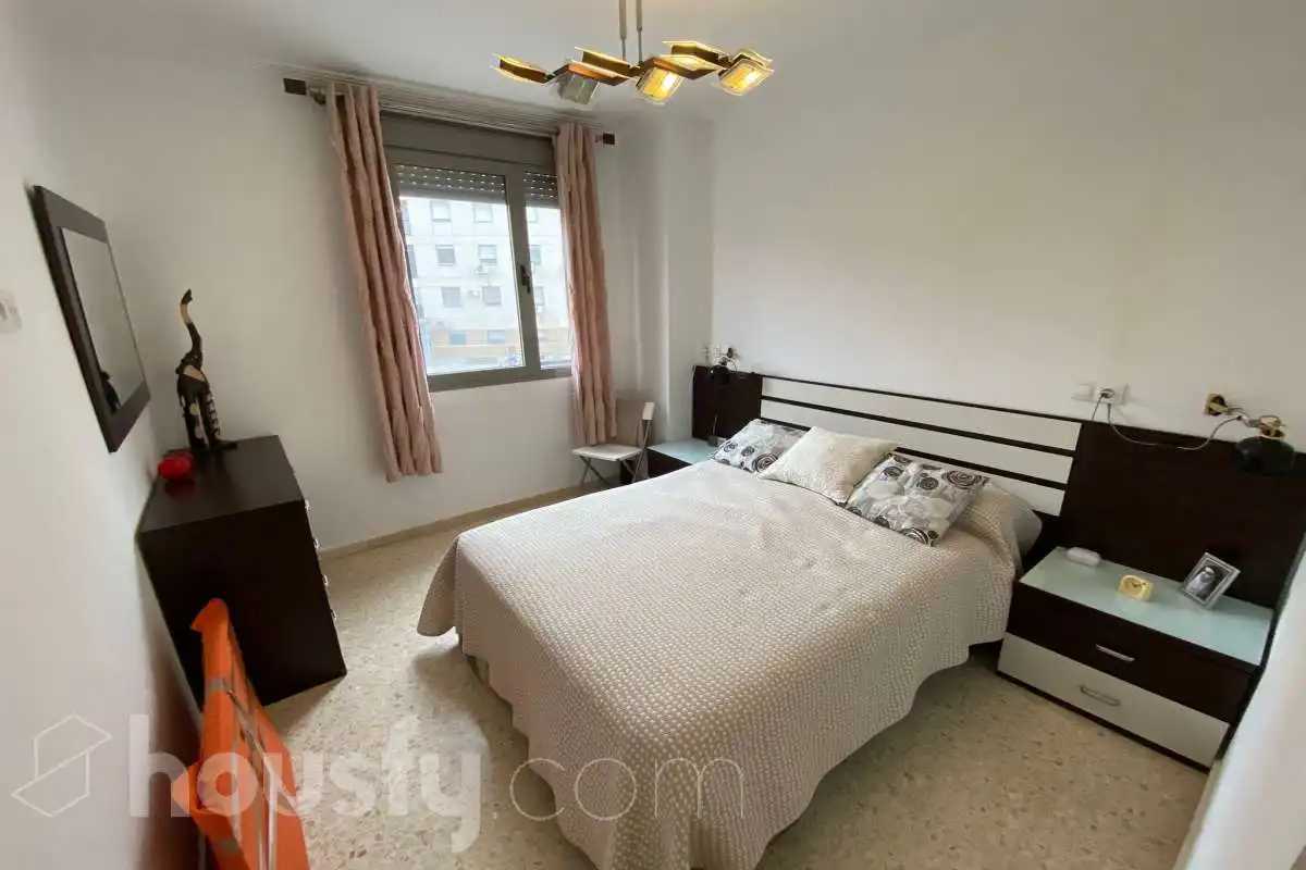 Schlafzimmer von Wohnung zur Miete in Sevilla mit Klimaanlage, Terrasse und Balkon