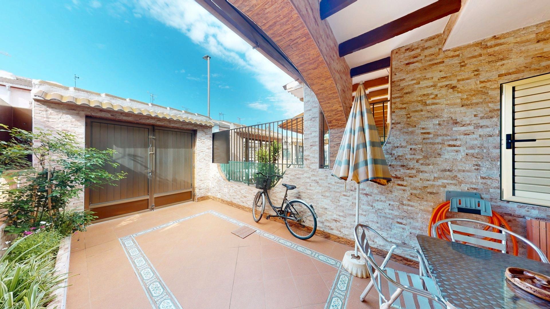 Exterior view of Single-family semi-detached for sale in Los Alcázares  with Heating, Private garden and Furnished