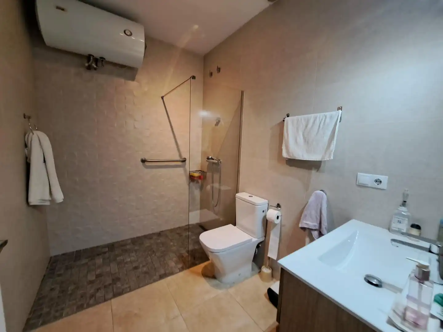 Badezimmer von Erdgeschoss zum Verkauf in Mataró mit Klimaanlage, Heizung und Ofen