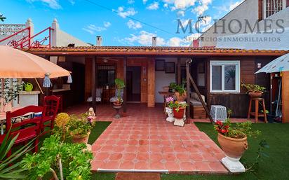 Vista exterior de Casa adosada de lloguer en Torrevieja amb Jardí privat, Terrassa i Traster