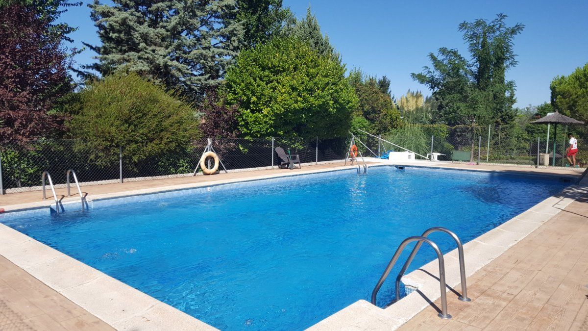 Piscina de Casa adosada en venda en La Moraleja amb Aire condicionat, Calefacció i Jardí privat