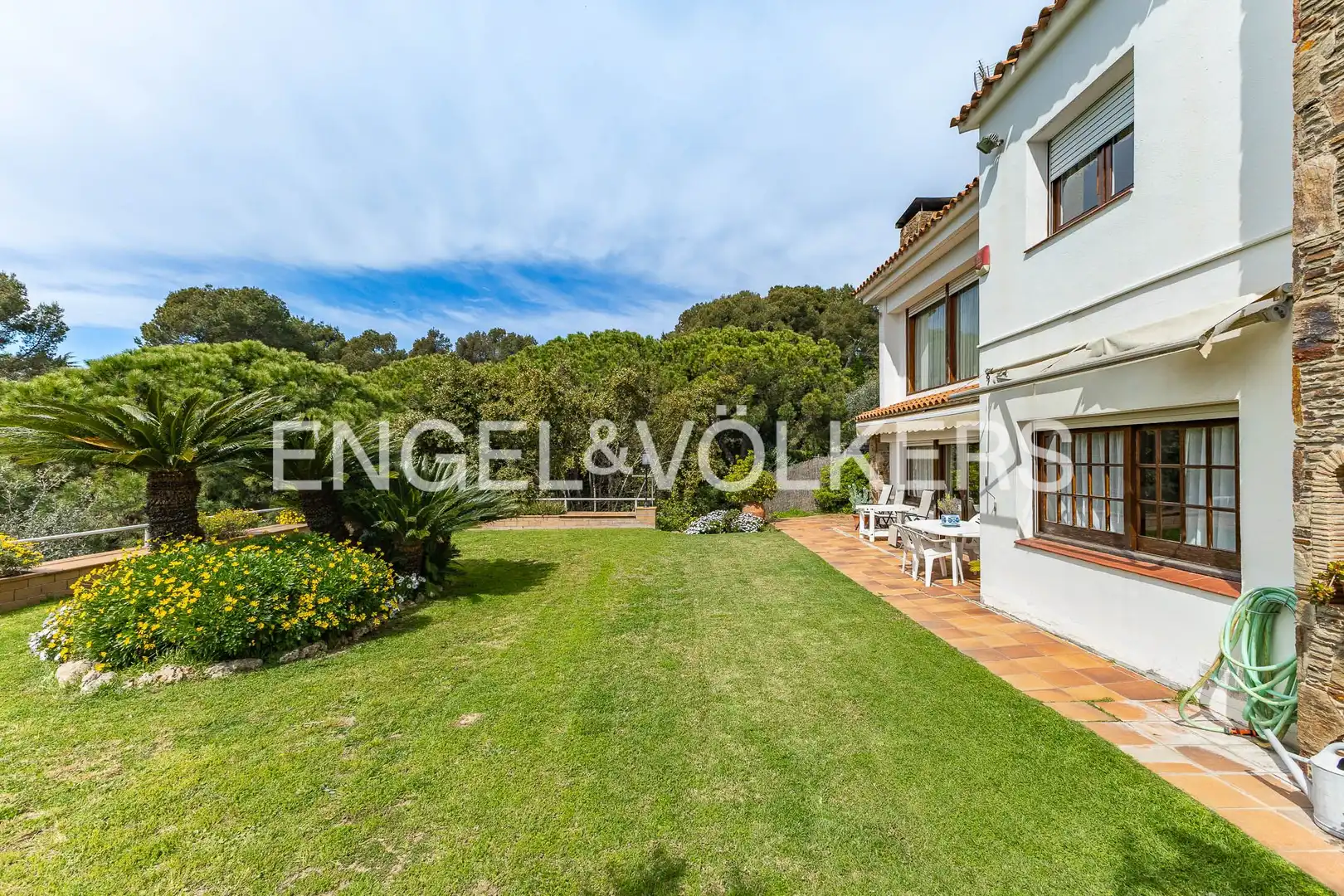 Vista exterior de Casa o xalet en venda en Cerdanyola del Vallès amb Calefacció, Jardí privat i Parquet