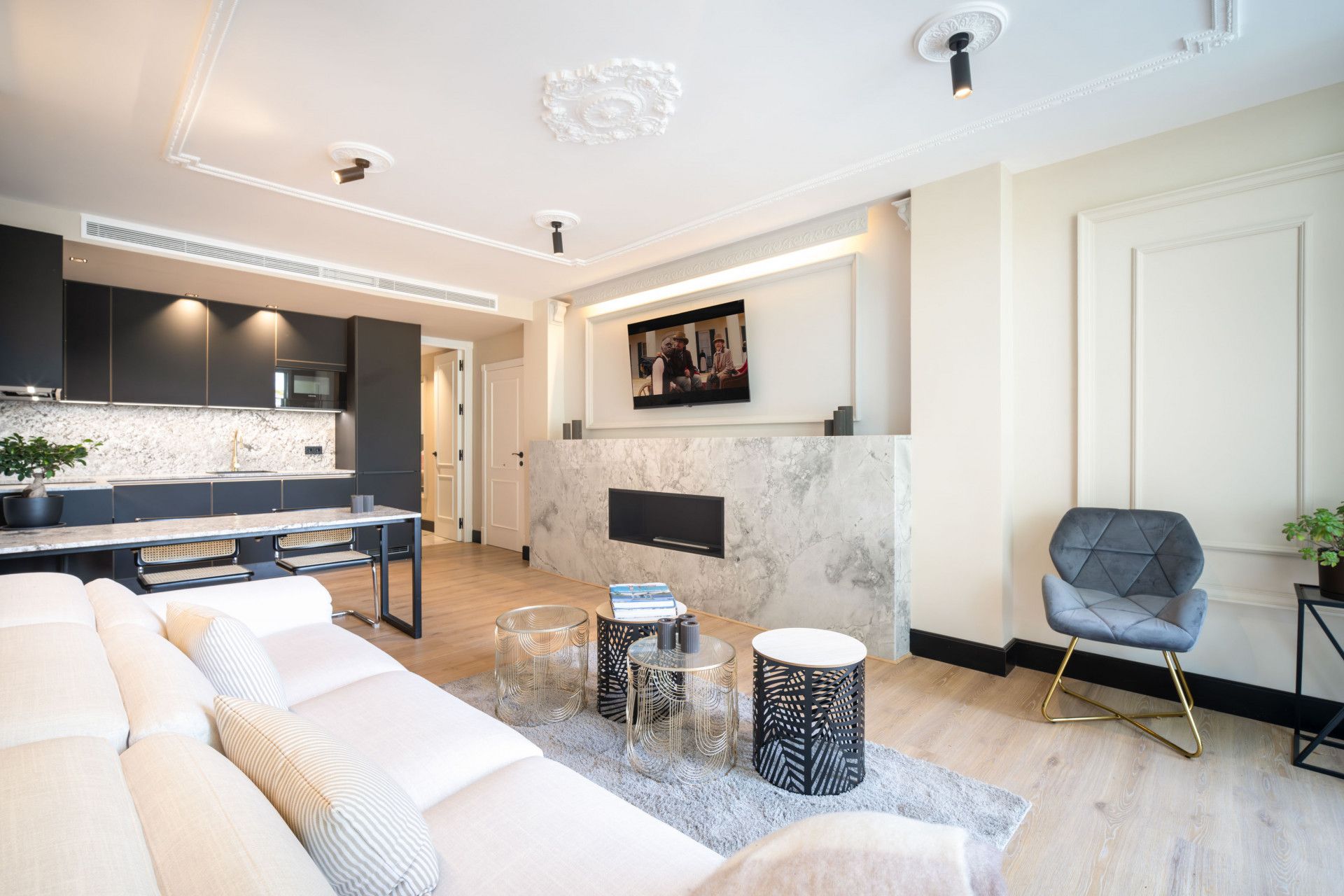 Living room of Apartment for sale in Marbella  with Air Conditioner, Terrace and Storage room