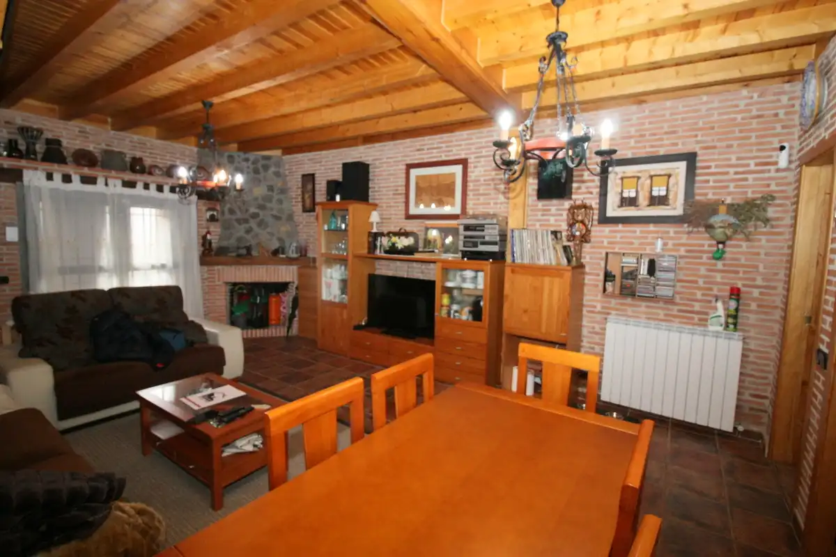 Sala de estar de Casa o chalet en venta en Arenas de San Pedro con Calefacción, Parquet y Amueblado