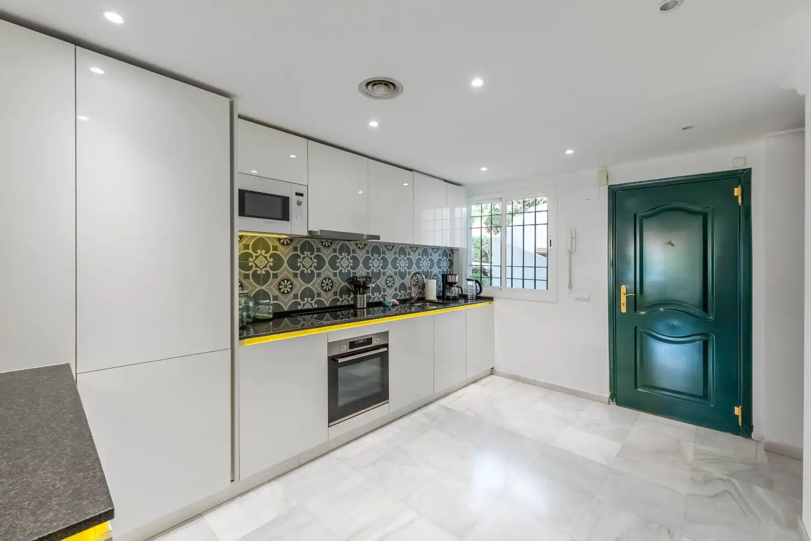 Cuina de Apartament en venda en Marbella amb Jardí privat, Terrassa i Moblat