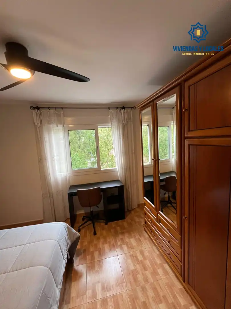 Habitación de Piso de alquiler en Granada con Aire acondicionado, Amueblado y Balcón