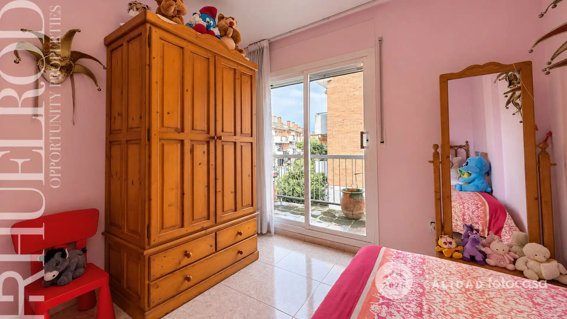 Habitación de Casa adosada en venta en Cerdanyola del Vallès con Aire acondicionado, Calefacción y Jardín privado