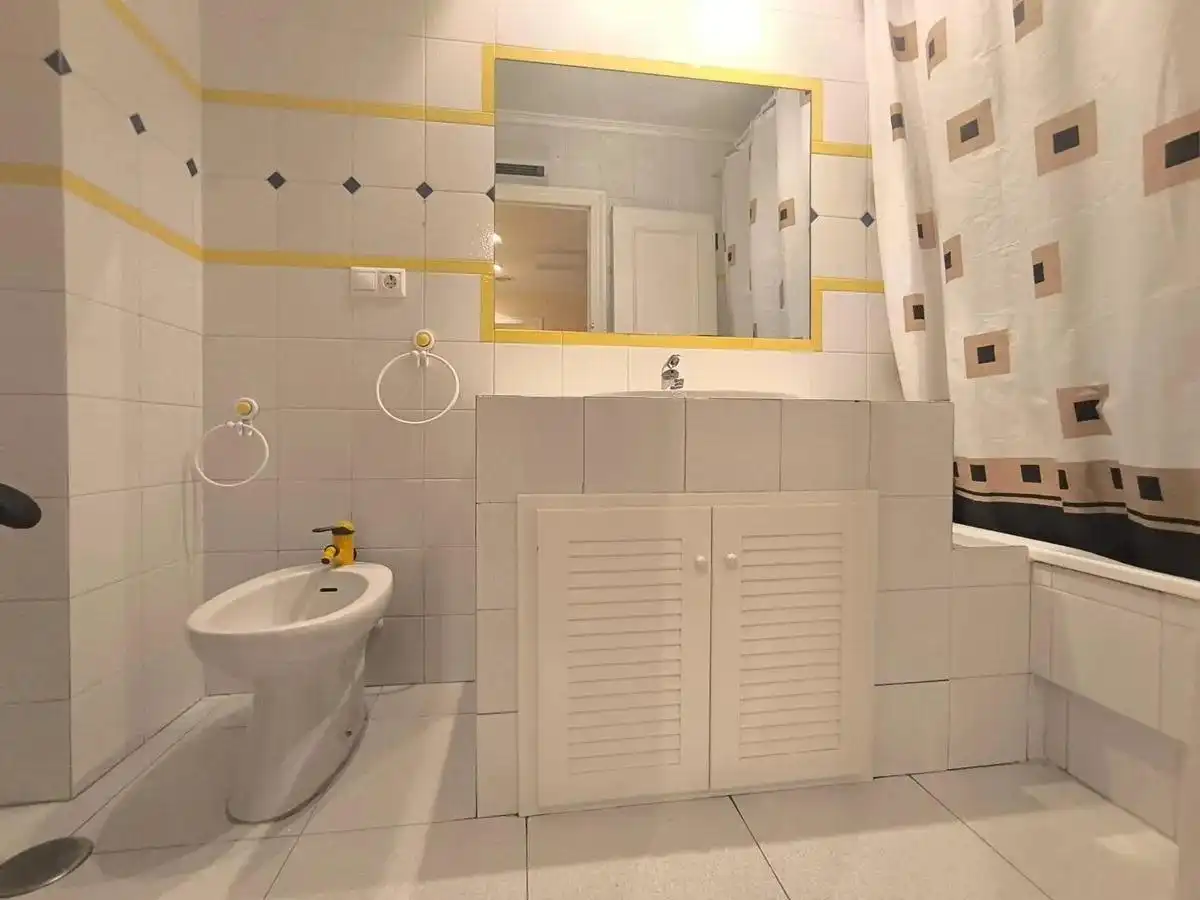 Badezimmer von Wohnung zum Verkauf in Elche / Elx mit Klimaanlage, Möbliert und Balkon