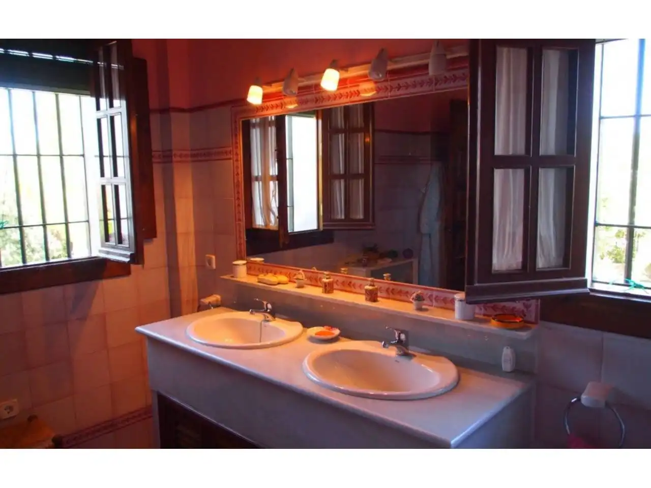 Badezimmer von Country house zum Verkauf in Santiponce mit Privatgarten, Terrasse und Schwimmbad