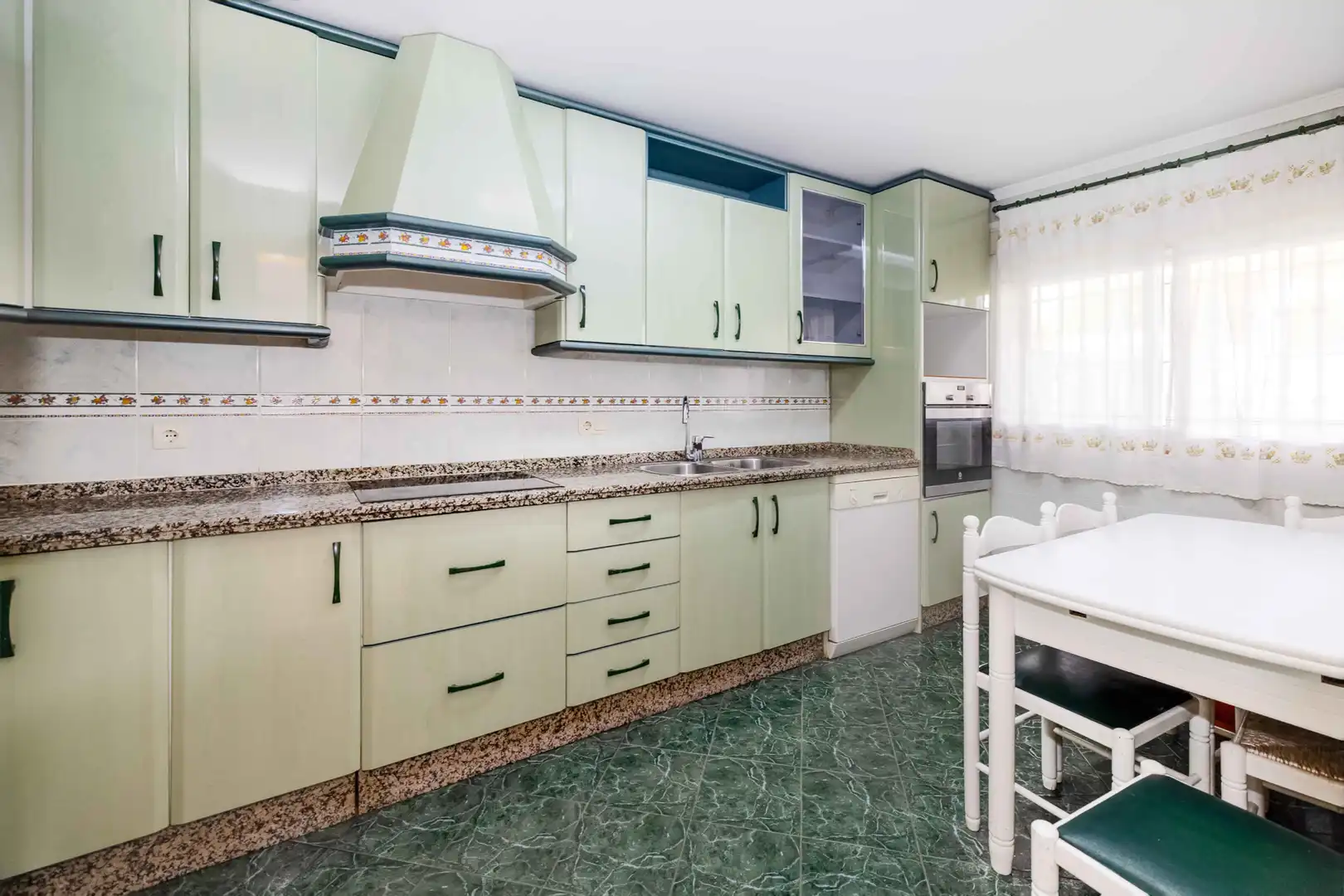 Cuina de Casa adosada en venda en Marbella amb Terrassa i Traster