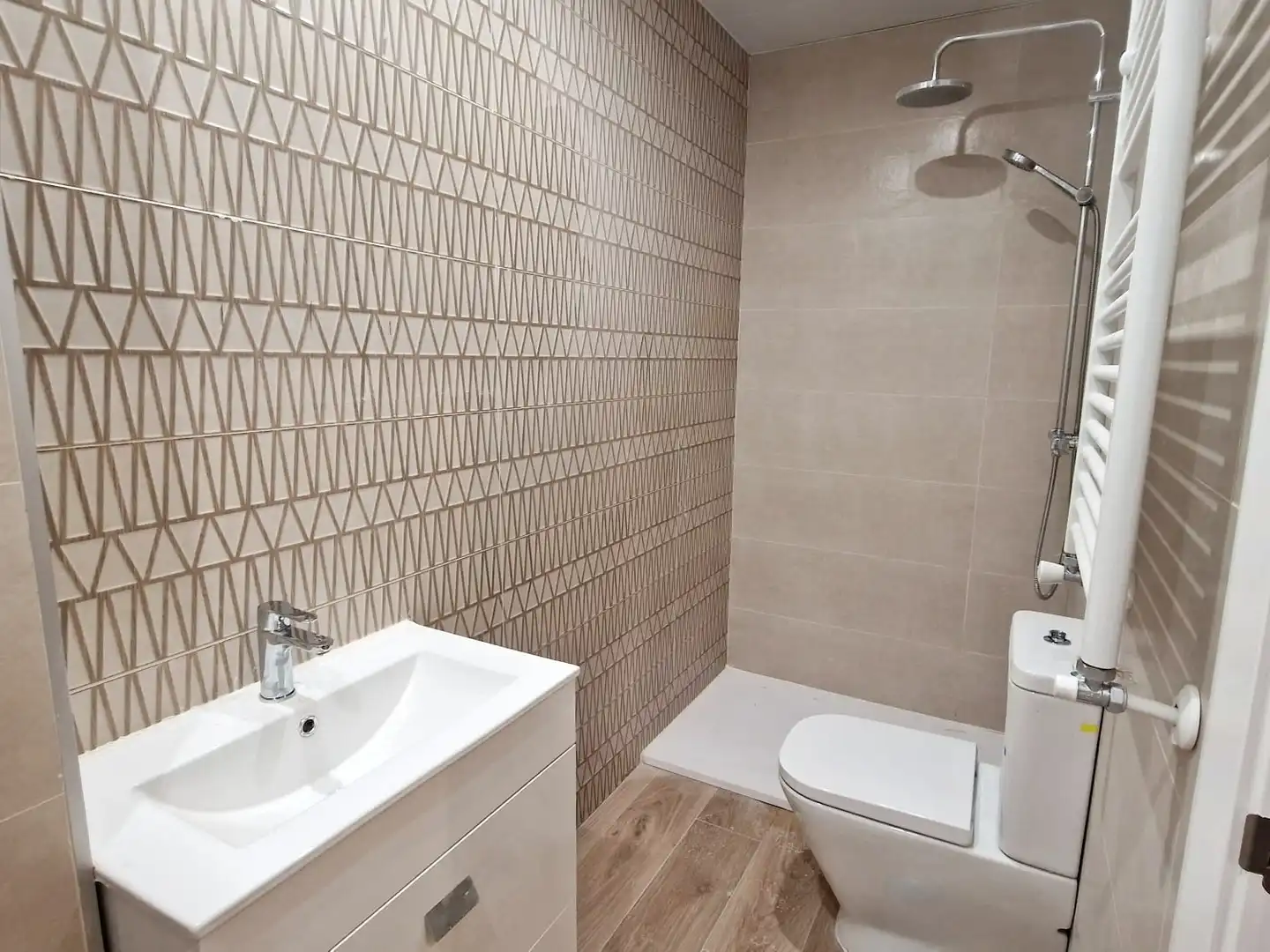 Bathroom of Flat for rent in Madrid  with Air Conditioner, Heating and Storage room