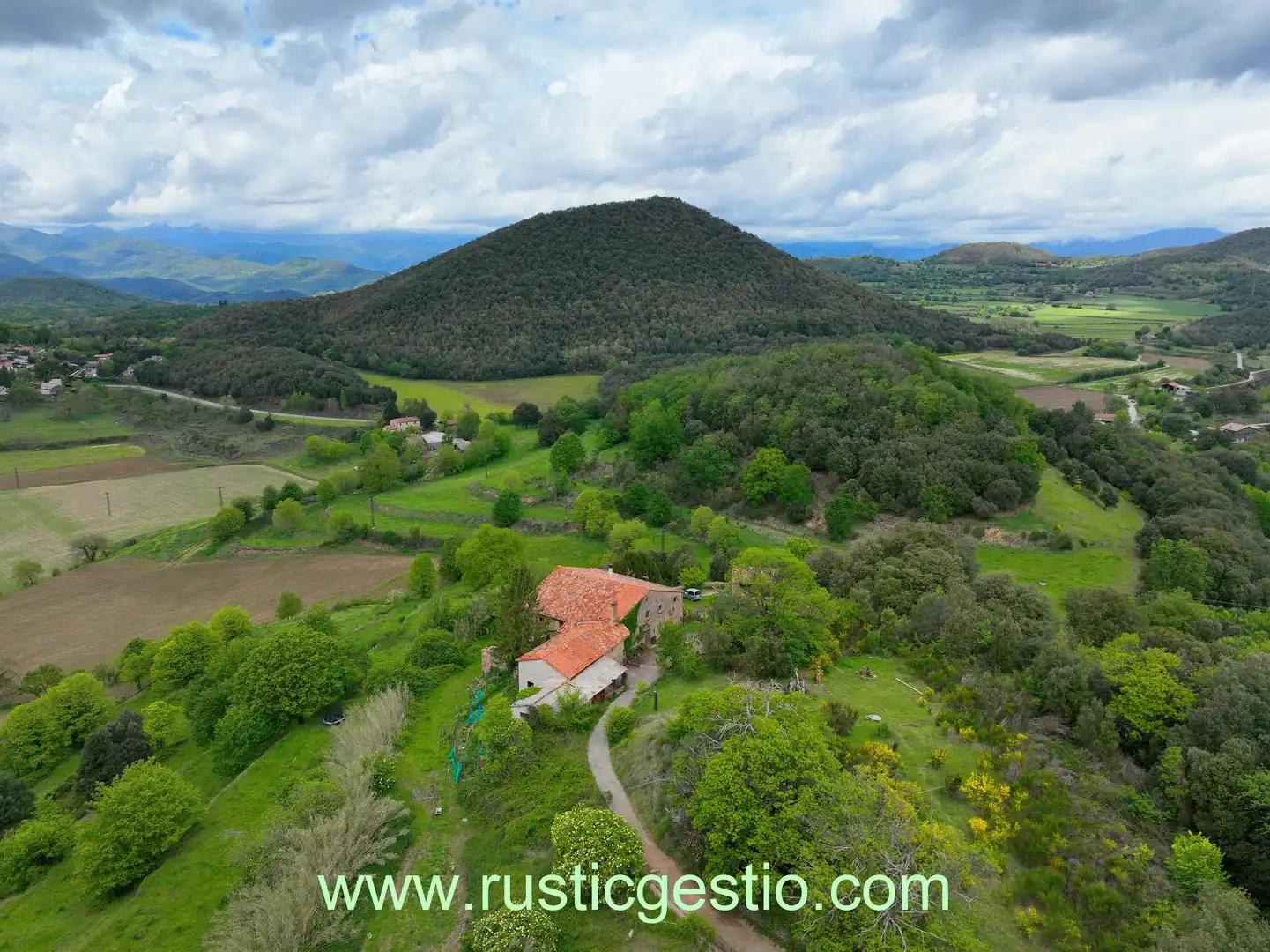 Vista exterior de Finca rústica en venda en Santa Pau amb Jardí privat, Terrassa i Balcó