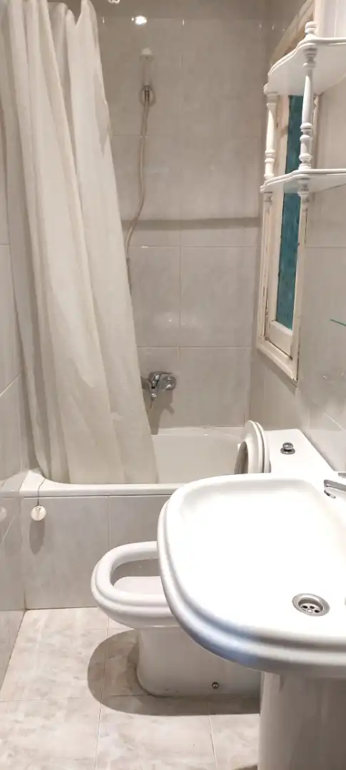 Baño de Piso de alquiler en Ourense Capital  con Calefacción y Amueblado