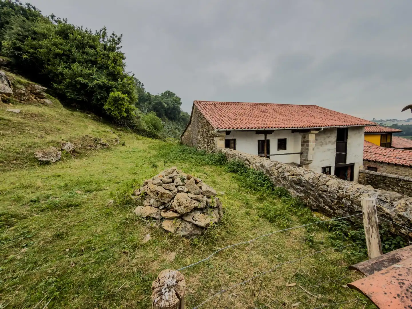 Vista exterior de Casa o xalet en venda en Alfoz de Lloredo amb Jardí privat, Terrassa i Balcó