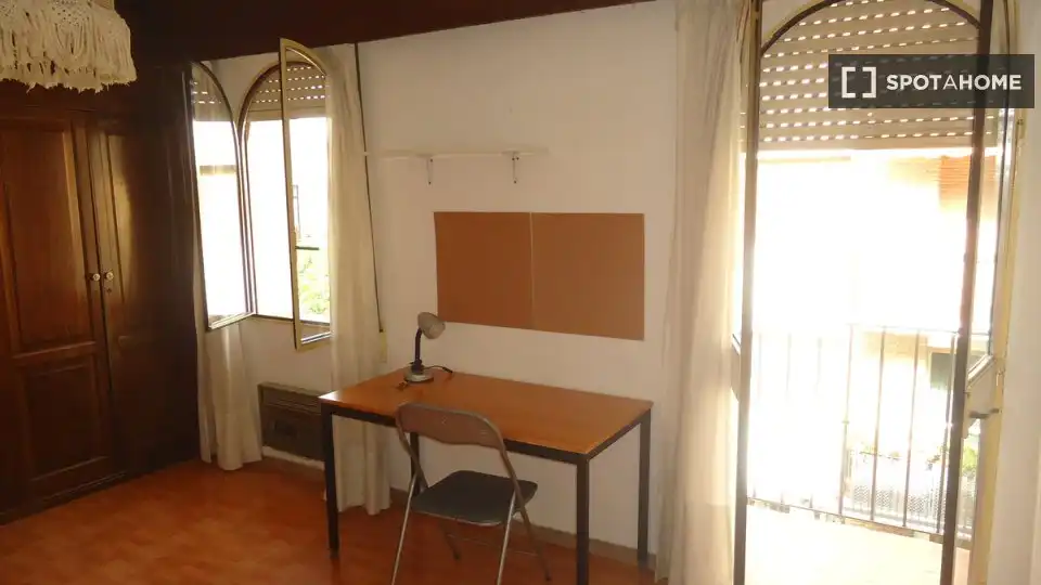 Bedroom of Flat for share in Centro