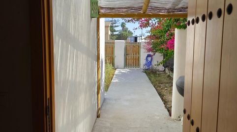 Chalet adosado de dos plantas, independiente, con terraza y patio exterior