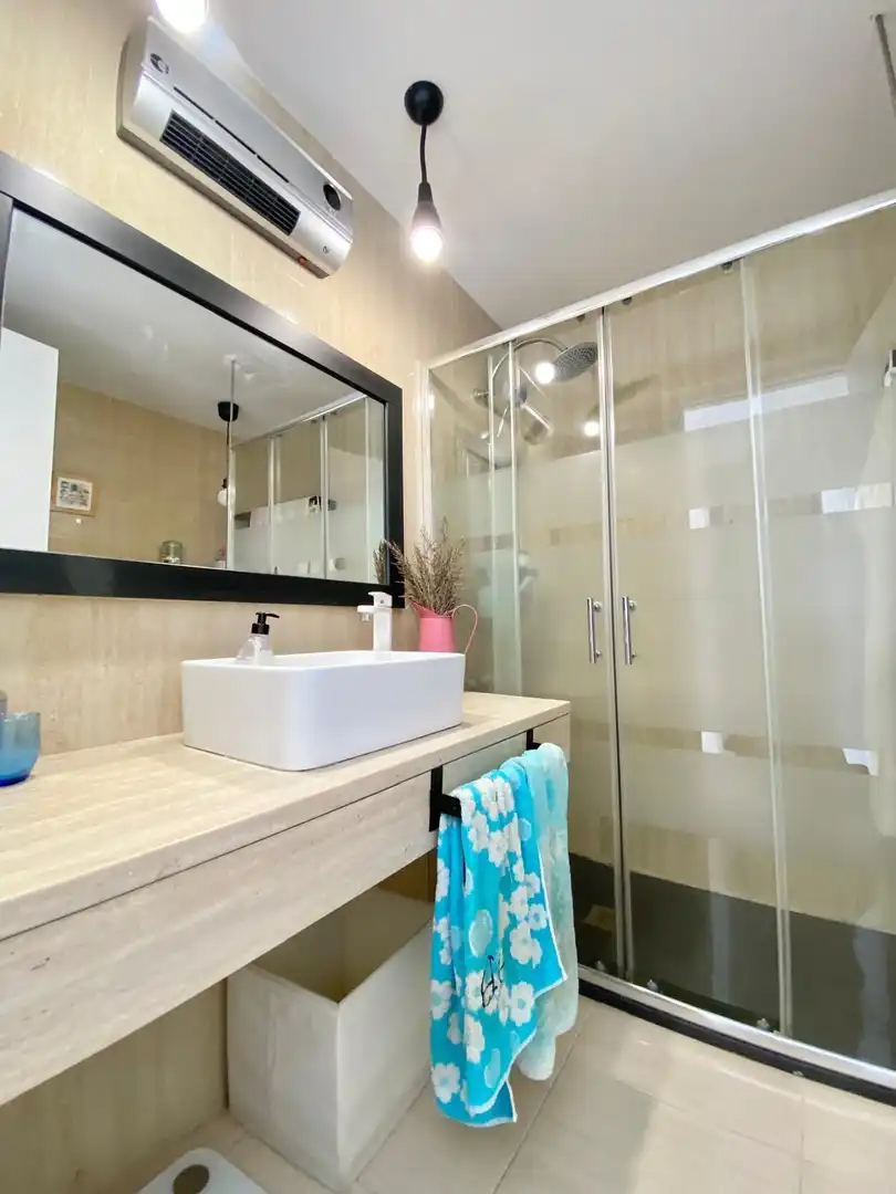 Badezimmer von Einfamilien-Reihenhaus zum Verkauf in El Vendrell mit Klimaanlage, Heizung und Terrasse