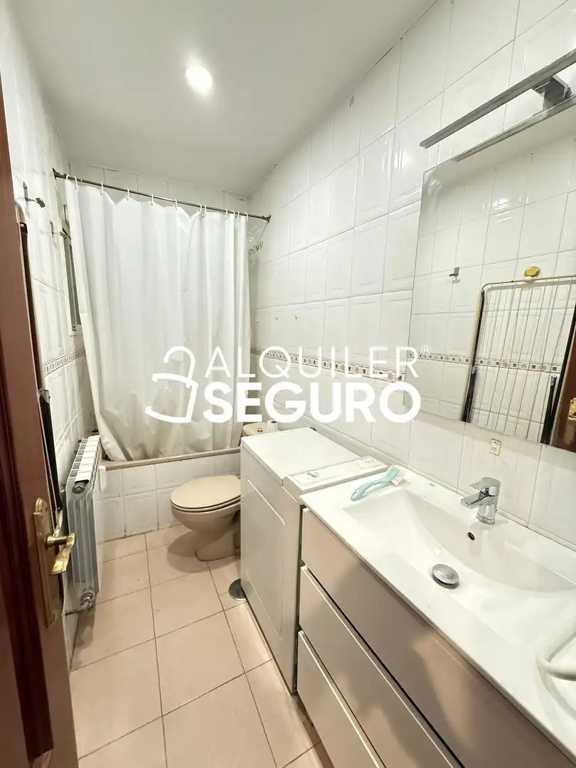 Bathroom of Study for rent in Madrid  with Heating and Furnished
