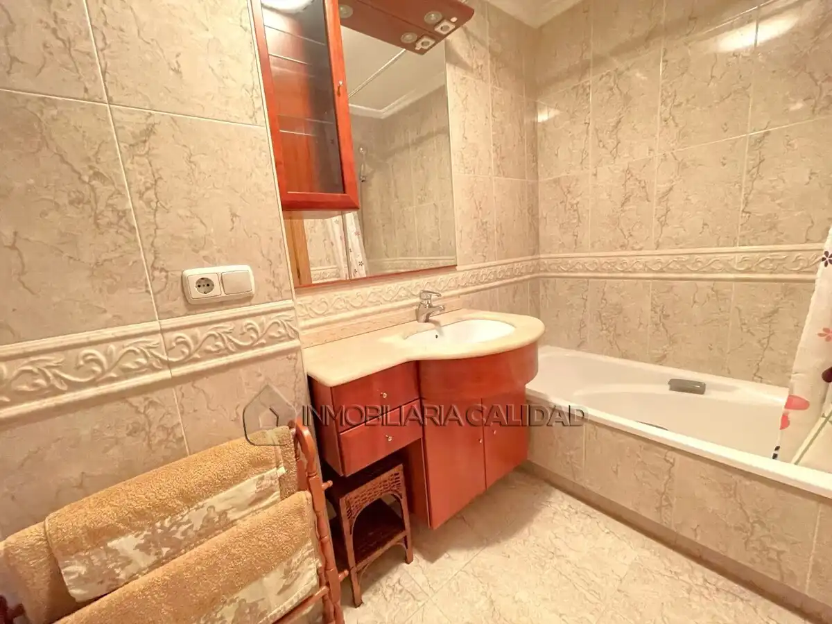 Baño de Piso de alquiler en Burgos con Calefacción, Terraza y Amueblado