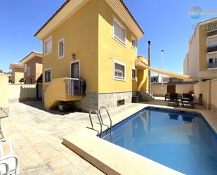 Vista exterior de Casa o xalet en venda en Mazarrón amb Aire condicionat, Terrassa i Piscina