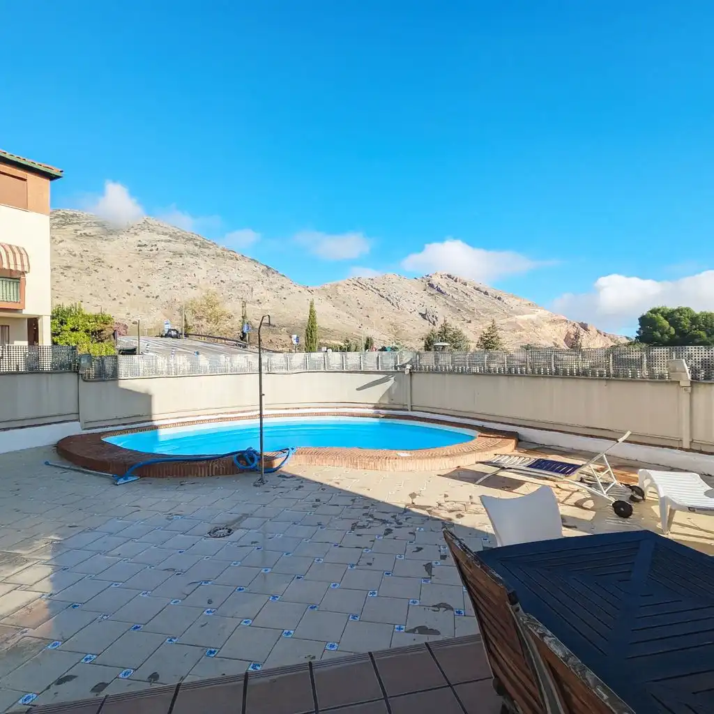 Piscina de Casa o xalet en venda en Jaén amb Aire condicionat, Calefacció i Terrassa