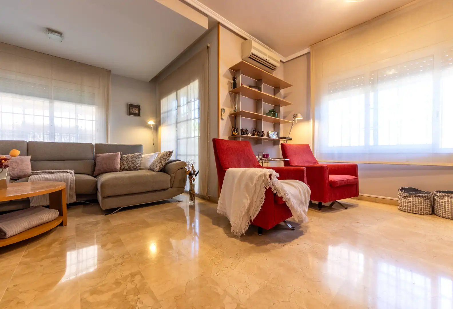 Sala d'estar de Casa adosada en venda en Cambrils amb Aire condicionat, Calefacció i Jardí privat