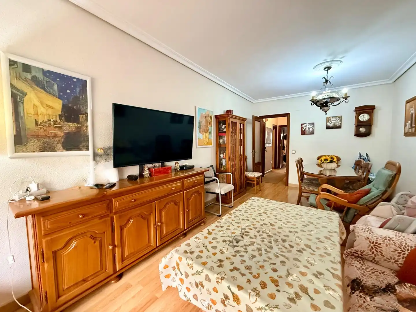 Sala d'estar de Casa adosada en venda en La Rinconada amb Aire condicionat i Traster