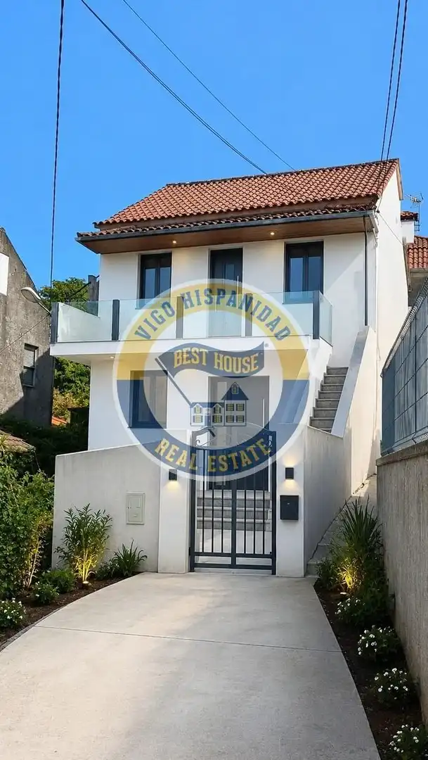 Vista exterior de Casa o xalet en venda en Vigo  amb Calefacció, Jardí privat i Balcó
