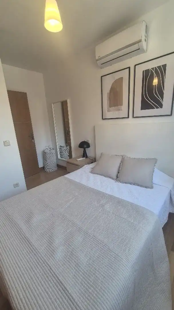 Schlafzimmer von Wohnung zur Miete in Madrid mit Klimaanlage, Heizung und Möbliert