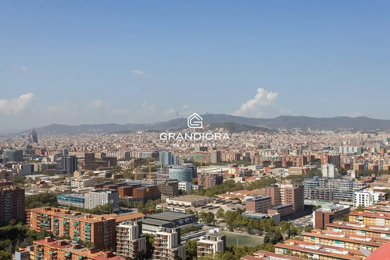 Vista exterior de Pis de lloguer en Barcelona amb Terrassa, Piscina i Moblat